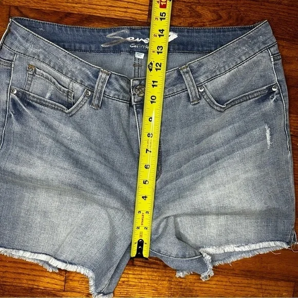 Seven7 Weekend Denim Shorts Size 12 Frayed Hem Light Wash - Picture 8 of 10